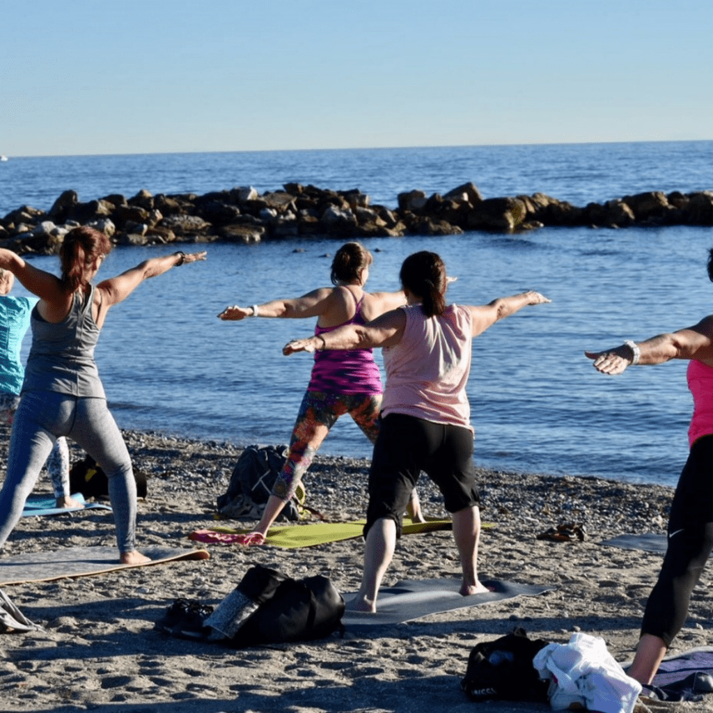 joogaa rannalla Espanja