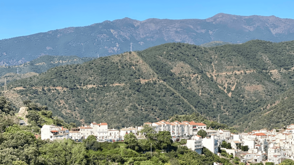 Valkoinen kylä vuorilla. 
