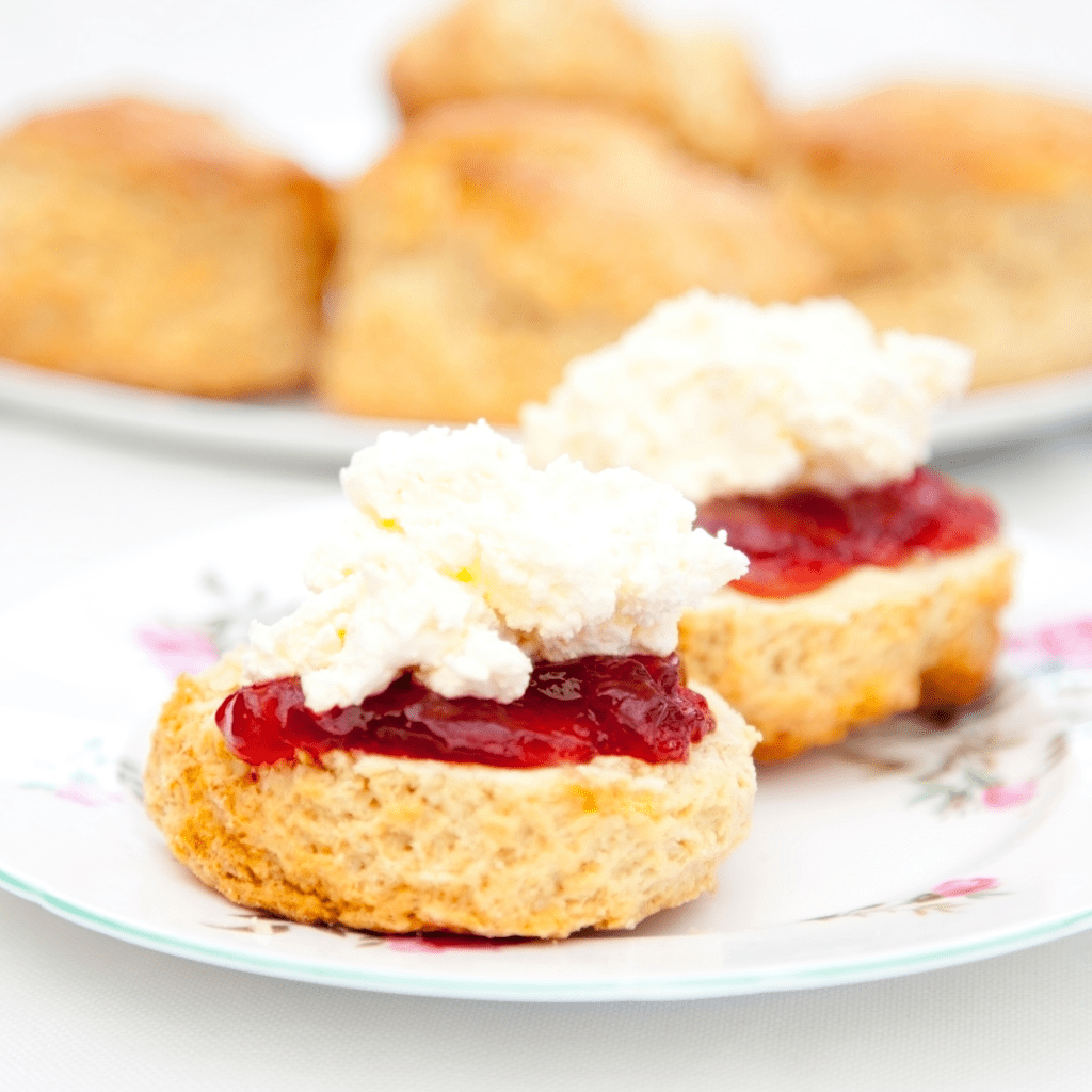 Skonsseja hillolla ja kermavaahdolla